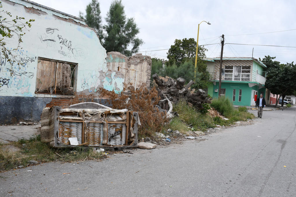 Habitantes de la colonia El Arenal en Torreón tienen que transitar diariamente por calles que están repletas de desechos y muebles inservibles.