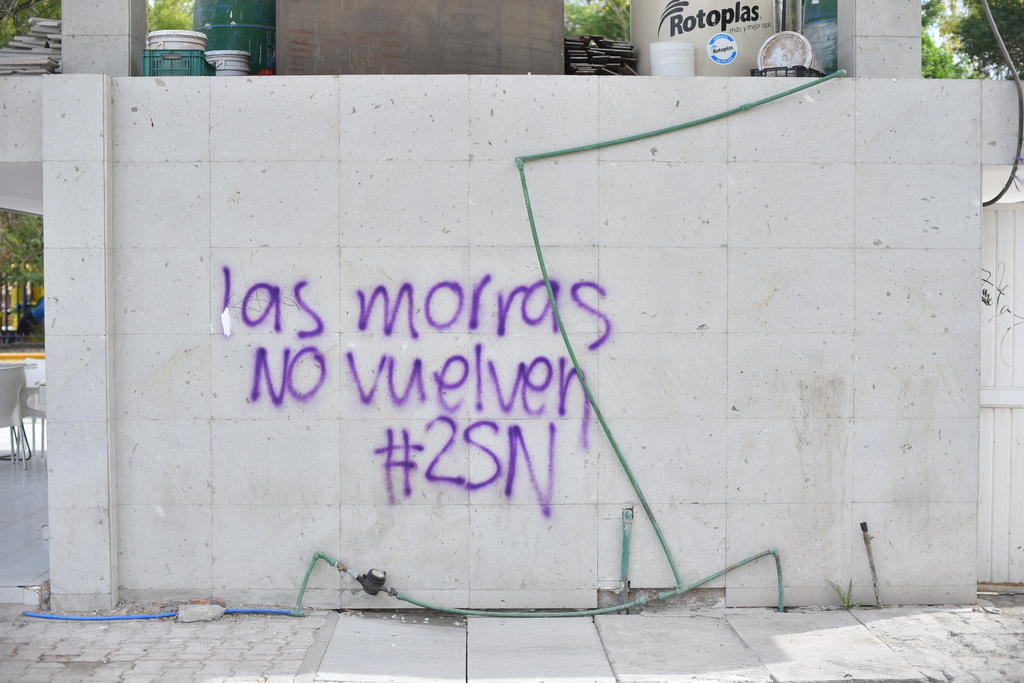 El día de ayer en la mañana aparecieron distintas pintas de grafiti colocadas en espacios públicos de la Alameda Zaragoza. (ARCHIVO)