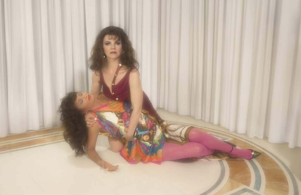 La firma italiana Versace ha lanzado su nueva campaña de navidad inspirada en revivir las telenovelas de la década de los ochenta. (TWITTER)
