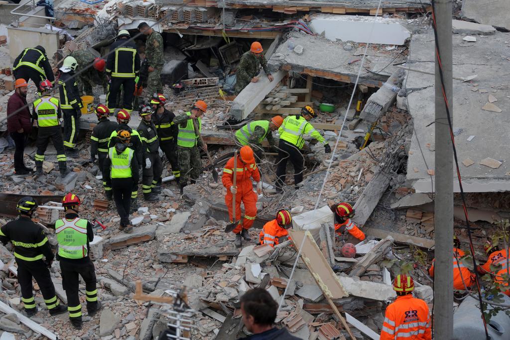 Los equipos de salvamento han podido rescatar de entre los escombros de edificios caídos a 45 personas, mientras continúan las tareas de búsqueda, ya cada vez con menos esperanzas de hallar supervivientes. (EFE)