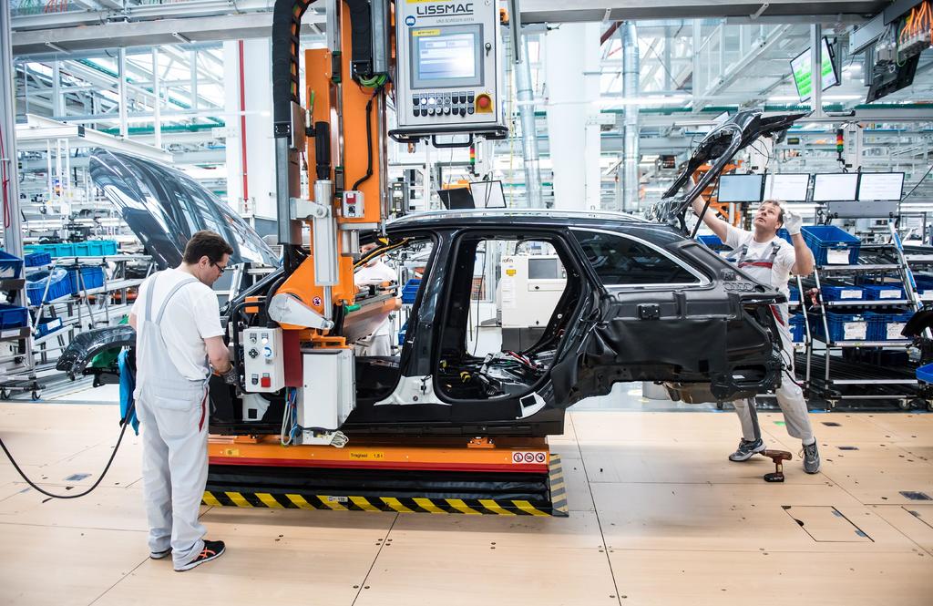 Audi ha confirmado que, como parte de su nueva estructura a futuro tendrán que recortar 9 mil 500 trabajos para el 2025, esto con la idea de ahorrar 6 mil 600 millones de euros que serán utilizados en la movilidad eléctrica. (EFE)
