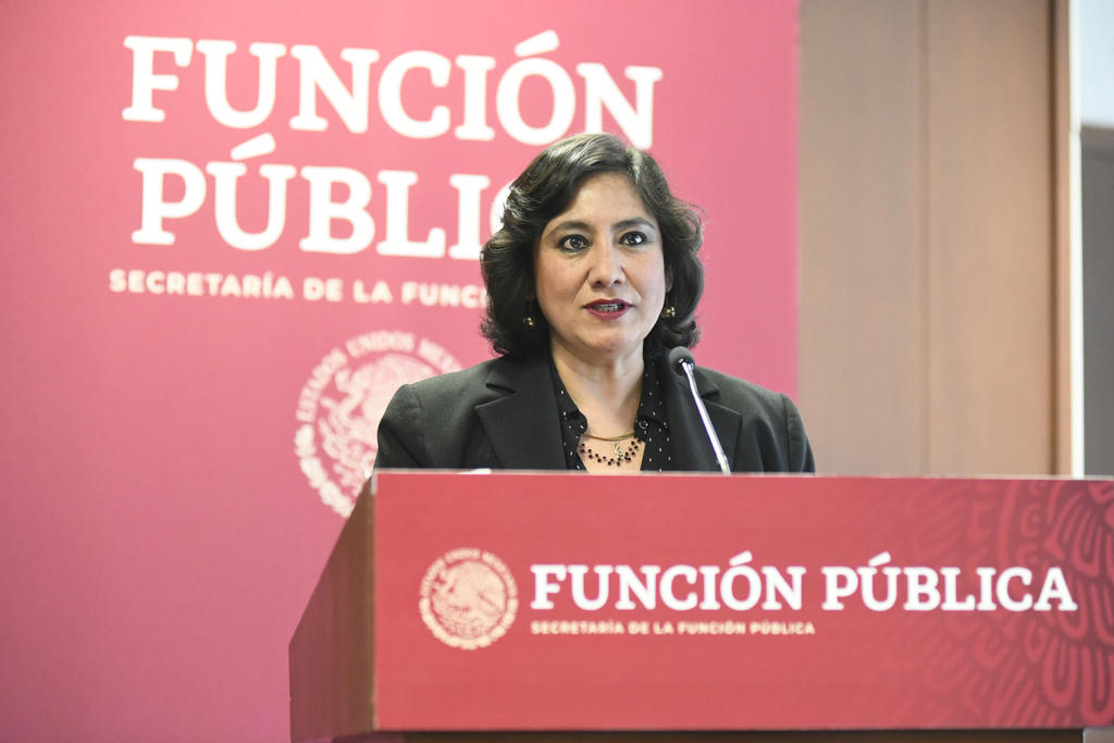 La secretaria de la Función Pública, Irma Eréndira Sandoval, durante la firma de un convenio de colaboración con INEGI.