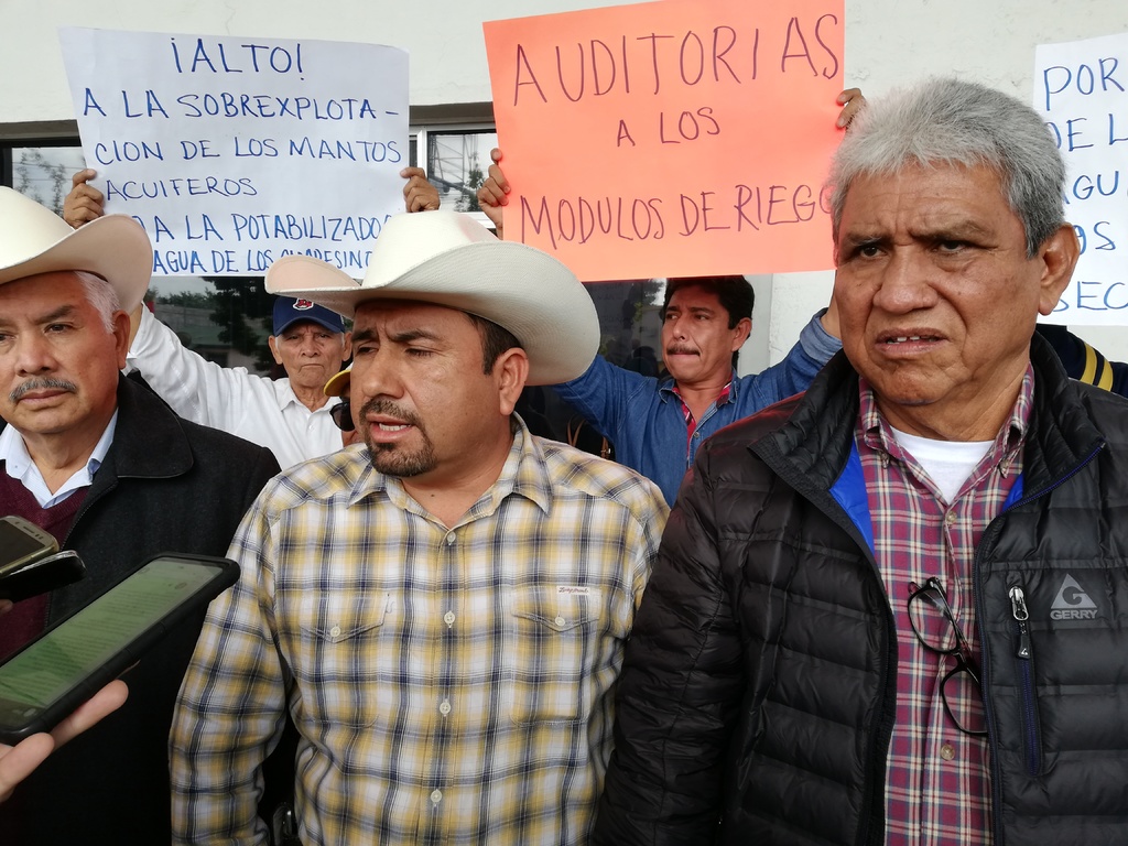 El Frente Campesino ofreció una conferencia de prensa a las afueras de la Comisión Nacional del Agua en Torreón. (VIRGINIA HERNÁNDEZ)