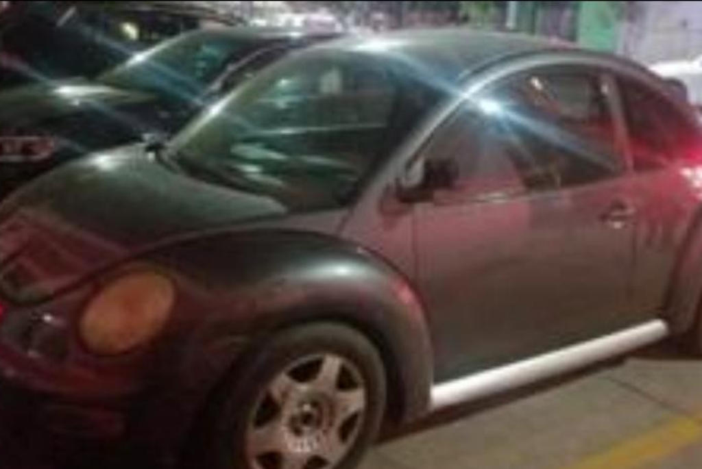 Se trata de un automóvil Volkswagen Beetle de color gris, con placas de circulación FZY-598-B del estado de Durango. (EL SIGLO DE TORREÓN)