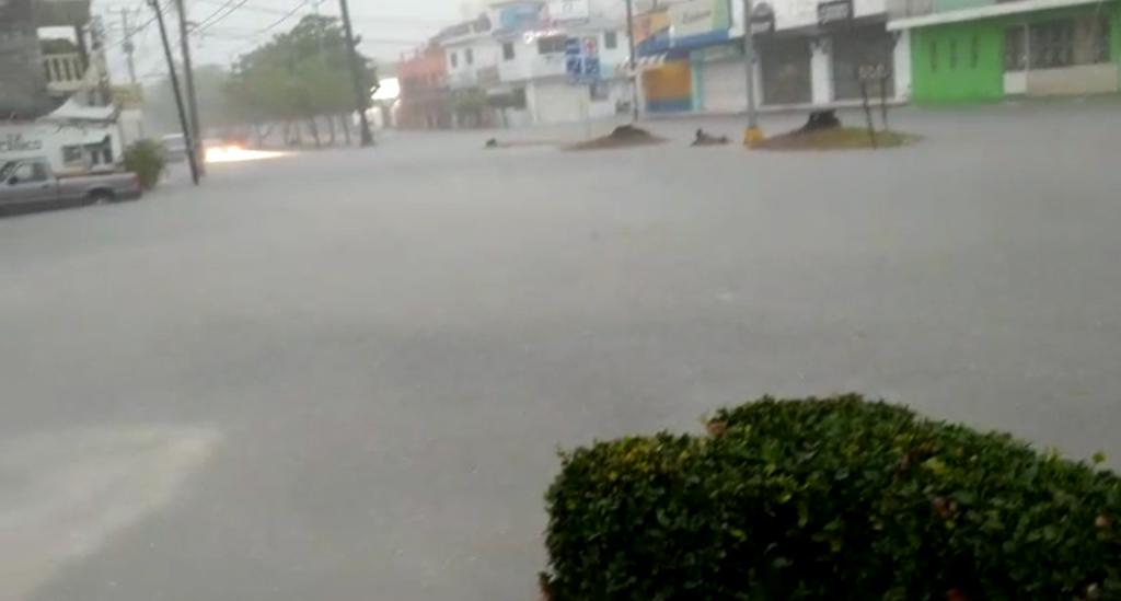Parte de la ciudad de Mazatlán presentó inundaciones, debido a la fuerte lluvia que se registra por el frente frío número 18. (ESPECIAL)