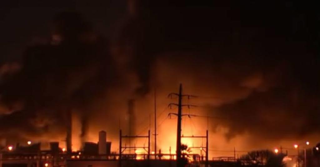 Más de 50,000 personas en el este de Texas seguían bajo una orden de desalojo obligatoria mientras sigue activo un incendio en una planta química. (ESPECIAL) 
