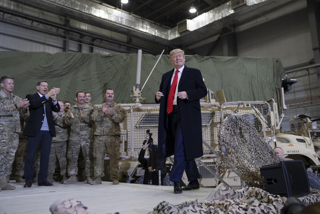 'Es una zona peligrosa y quiere apoyar a los soldados', dijo la portavoz de la Casa Blanca, Stephanie Grisham, a los periodistas que viajaron con Trump. (AP)
