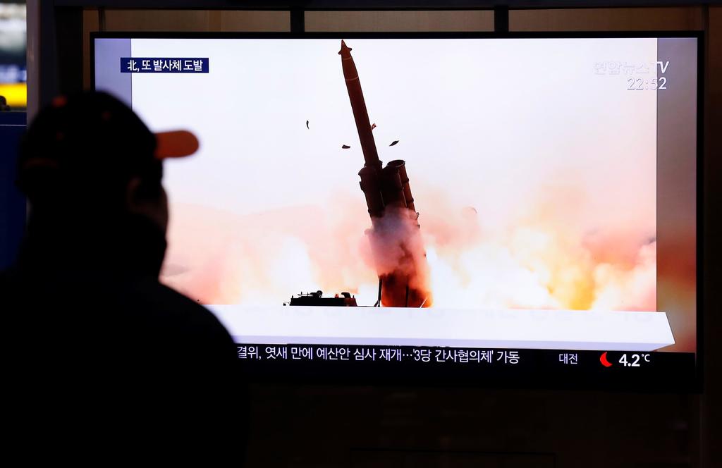 El jueves Corea del Norte disparó con este sistema dos proyectiles desde las cercanías del municipio costero de Yeonpo, en la provincia de Hamgyong del Sur (vertiente oriental del país) en un gesto destinado a presionar nuevamente a EUA. (ARCHIVO)