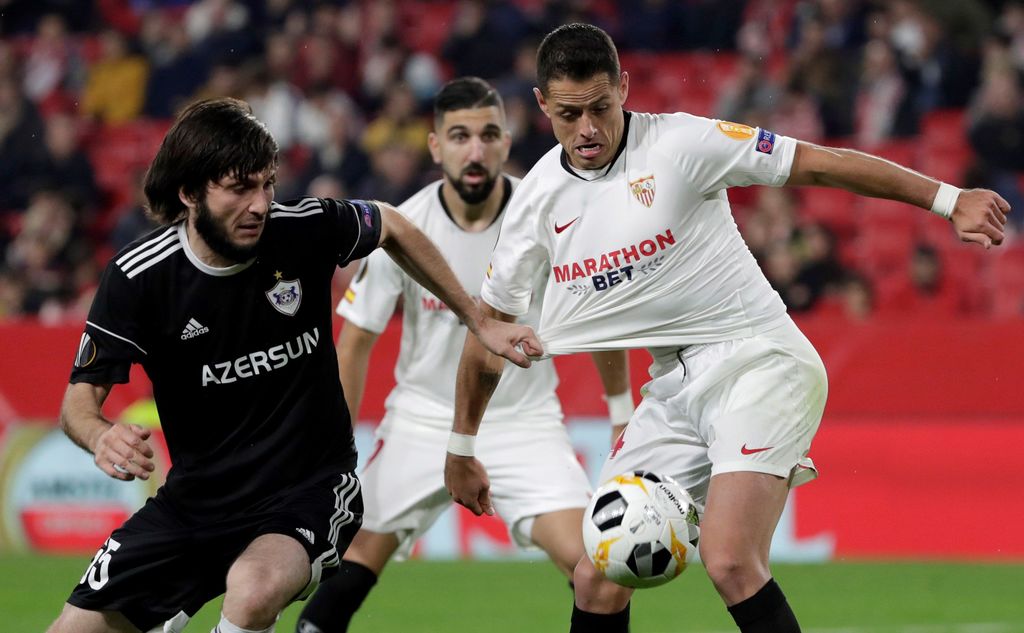 Javier Hernández tuvo una regular actuación y salió de cambio a los 62 minutos en la victoria de Sevilla 2-0 sobre Qarabag. (EFE)