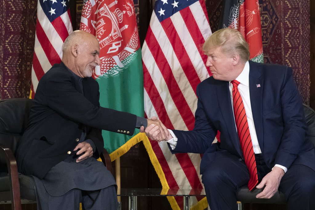 'Los talibanes quieren llegar a un acuerdo, y nos estamos reuniendo con ellos', dijo Trump (d) durante su encuentro con Gani. (AP)
