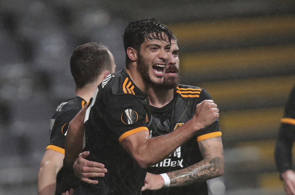 Raúl Jiménez celebra luego de marcar el primer tanto en el empate 3-3 del Wolverhampton ante Sporting Braga. (ESPECIAL)