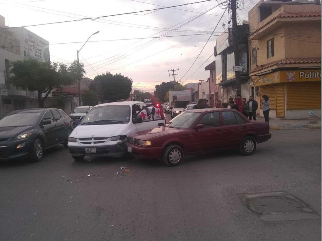 Al llegar al cruce de avenida Mina y calle Ocampo la camioneta impactó con su parte delantera izquierda al automóvil. (EL SIGLO DE TORREÓN)