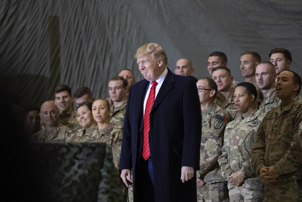 'Los talibanes quieren llegar a un acuerdo, y nos estamos reuniendo con ellos', dijo Trump durante el encuentro con su homólogo afgano, Ashraf Ghani, en una visita relámpago de tres horas y media a la base aérea estadounidense de Bagram. (AP)