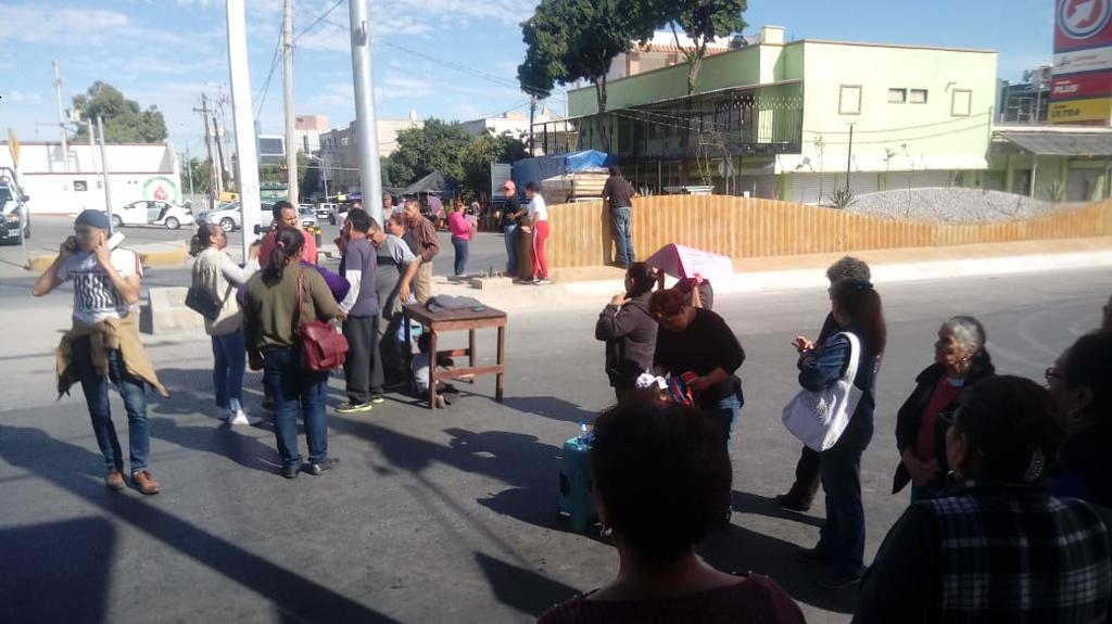 Vecinos del sector poniente de Torreón cerraron por tercera vez en menos de una semana un cruce del bulevar Revolución. (FERNANDO COMPEÁN)