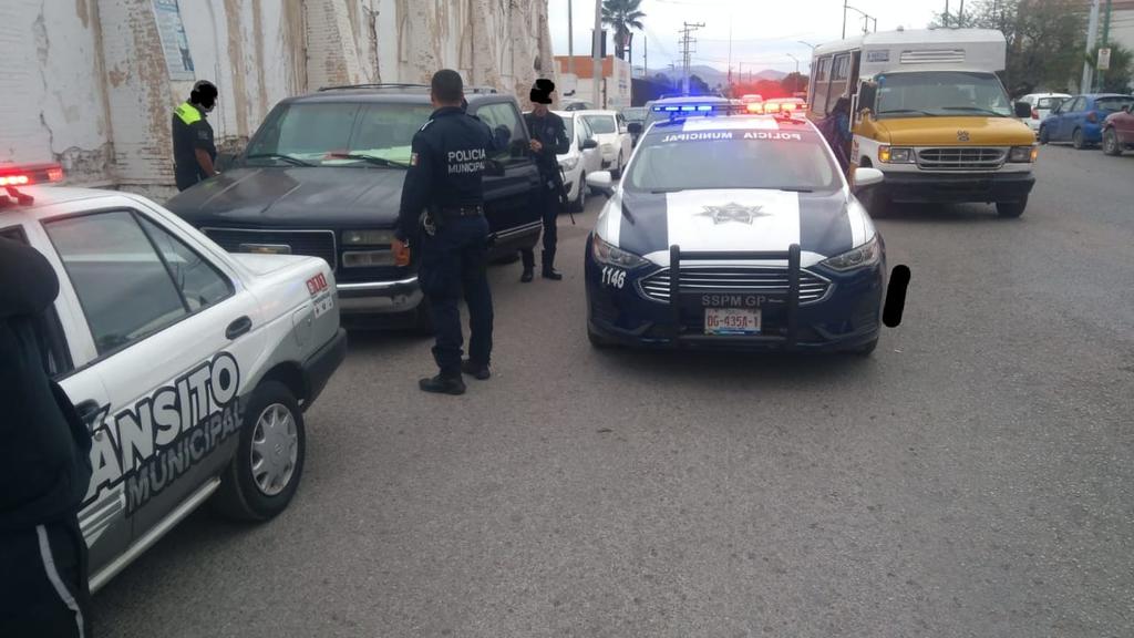 Personal de la Policía Municipal arribó al lugar y se encargó de trasladarlo a las instalaciones de la Vicefiscalía General del Estado de Durango, región Laguna. (EL SIGLO DE TORREÓN)
