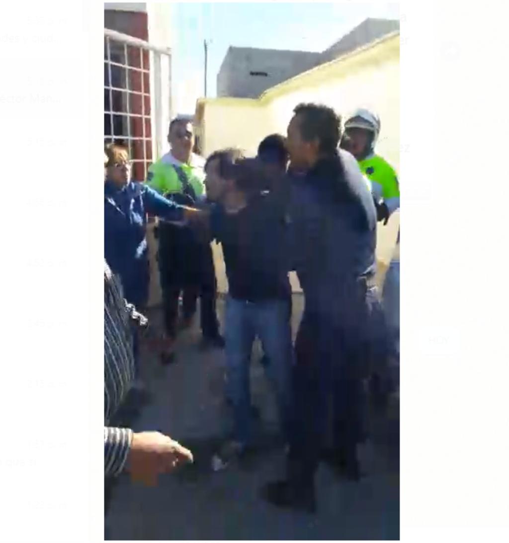 En clip se puede apreciar a un joven que es detenido por personal de la DSPM, mientras vecinos del sector rodean a los uniformados y tratan de evitar que se lo lleven.
(ESPECIAL)