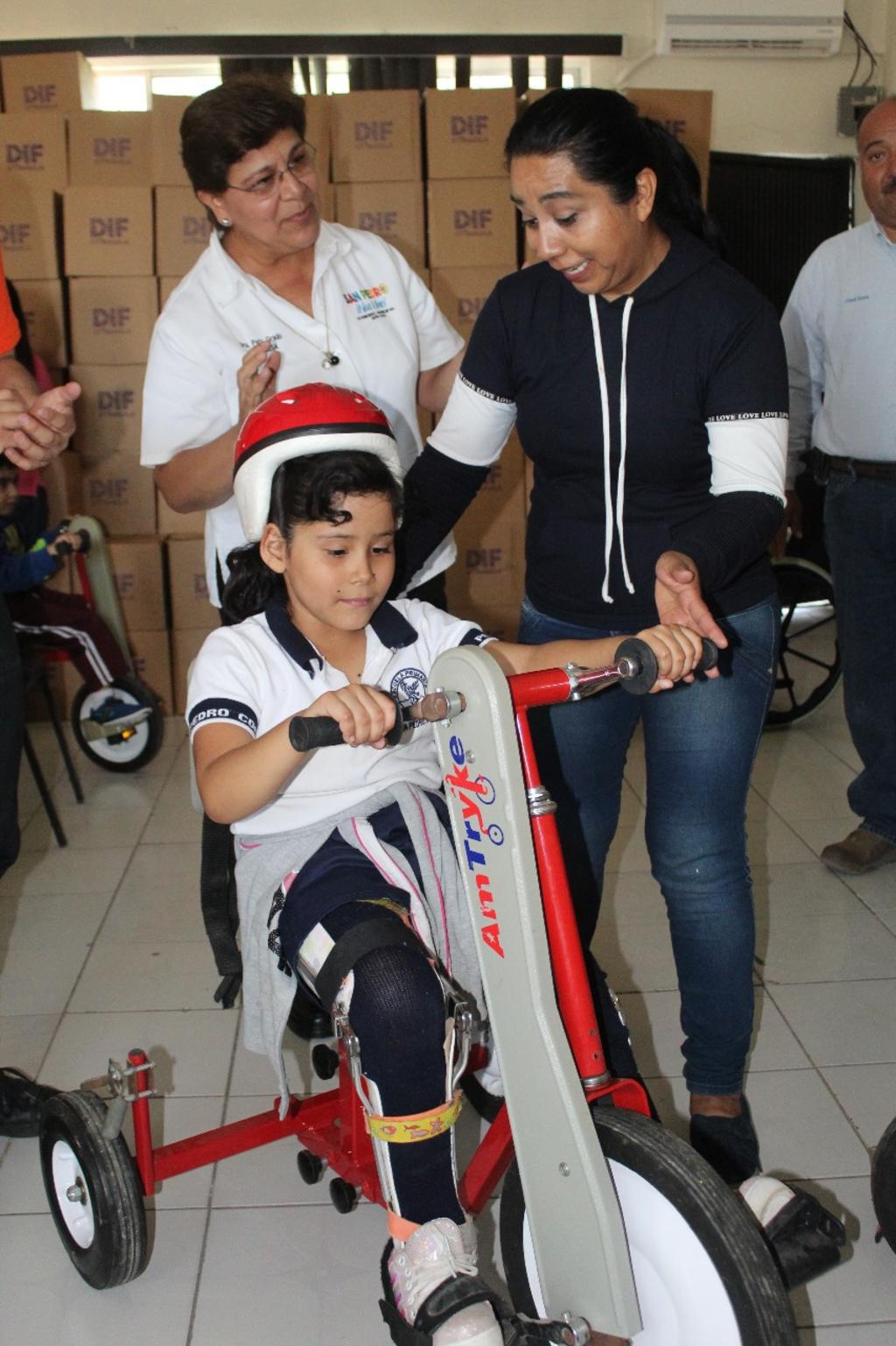 Donaron cuatro sillas de ruedas para niños y cuatro carritos para niños con discapacidad: siete niños y un adulto, originarios de los ejidos San Lorenzo, Luchana, Santa Eulalia y del área urbana fueron los beneficiados. (EL SIGLO DE TORREÓN)