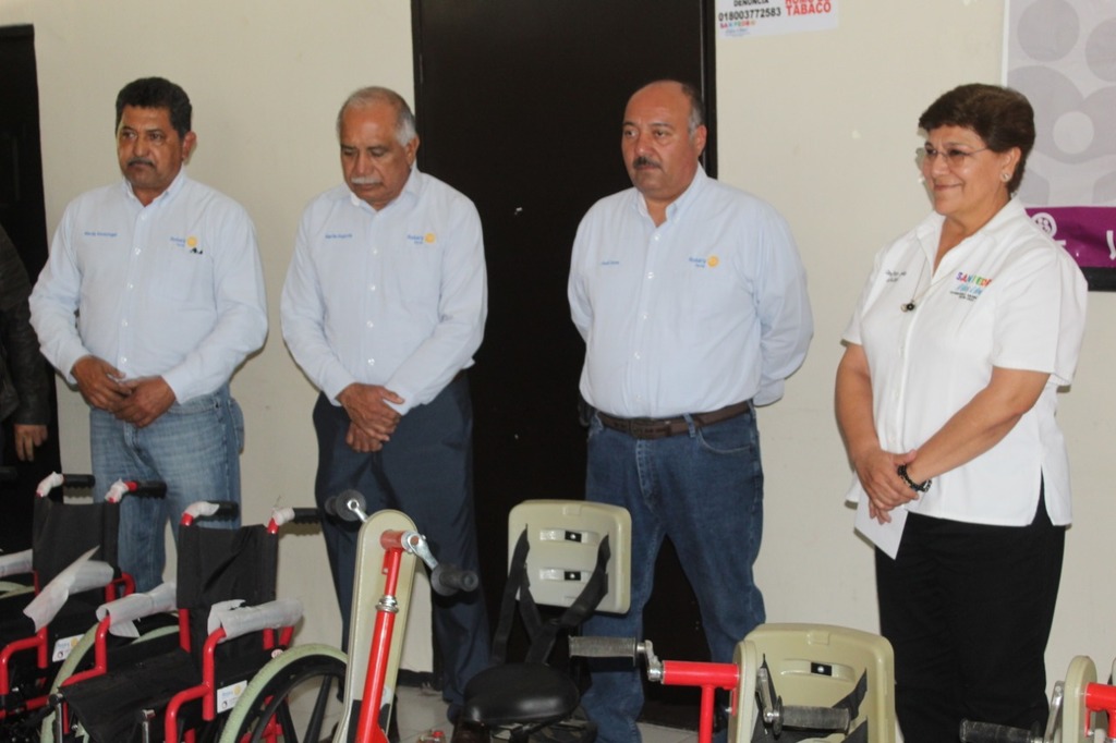 Sillas de ruedas y carritos para personas con discapacidad entregaron integrantes del Club Rotario de Parras.