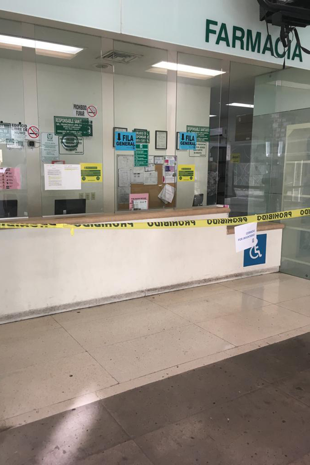 Con una cinta amarilla, la clínica 53 del IMSS indicó a las personas que la farmacia fue cerrada de manera temporal.