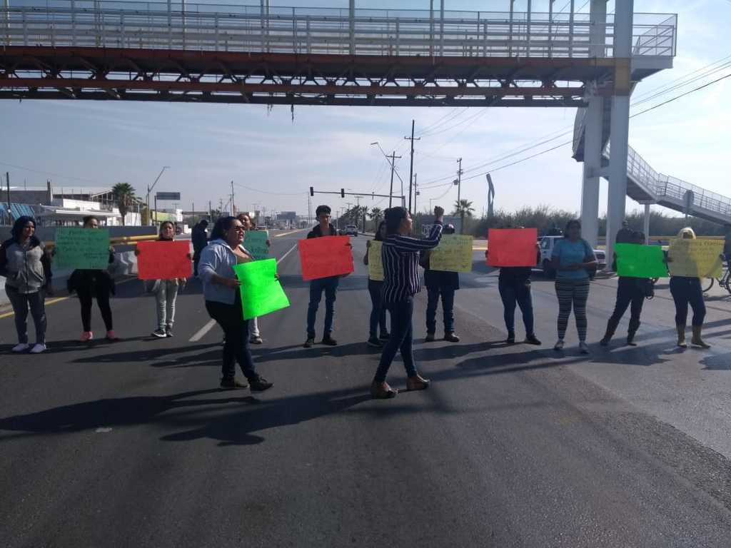 Nuevamente se realizó un bloqueo de colonos del poniente de Torreón en el bulevar Revolución; exigen a las autoridades la apertura total de todos los cruceros, tanto peatonales como vehiculares.