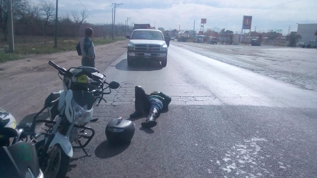 El joven motociclista terminó tendido sobre la carpeta asfáltica debido al accidente.