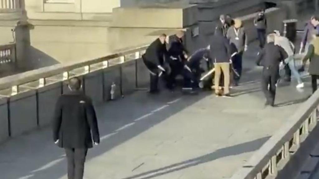 De acuerdo con la BBC, el incidente comenzó con denuncias de ataques a puñaladas en un 'local' cerca del puente y finalizó cuando varios transeúntes derribaron al agresor en fuga y policías armados lo mataron a tiros. La Policía respondió al llamado de alerta antes de las 14:00 horas en Reino Unido.
(ARCHIVO)