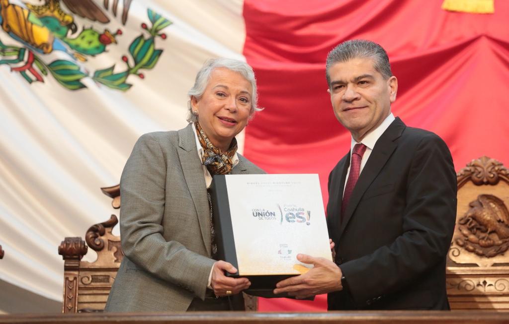  Miguel Riquelme Solís hizo entrega de una copia de su informe a la secretaria de Gobernación, Olga Sánchez Cordero. (EL SIGLO DE TORREÓN)