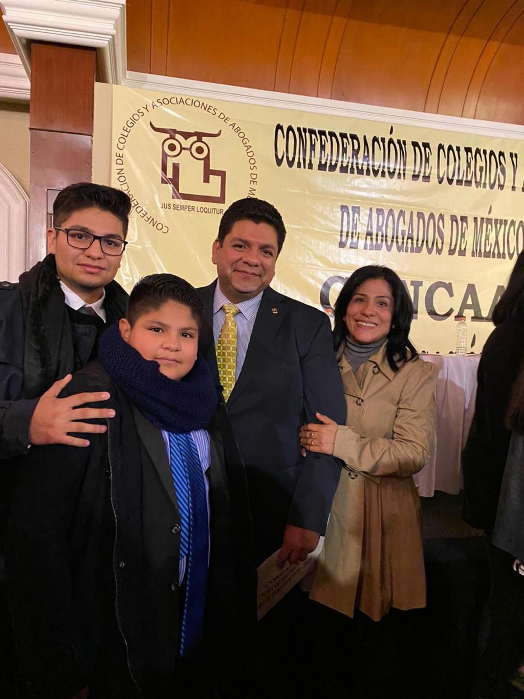 Al recibir el nombramiento estuvo acompañado por su esposa, María Teresa, y sus hijos, Juan Rafael y Máximo Alejandro.