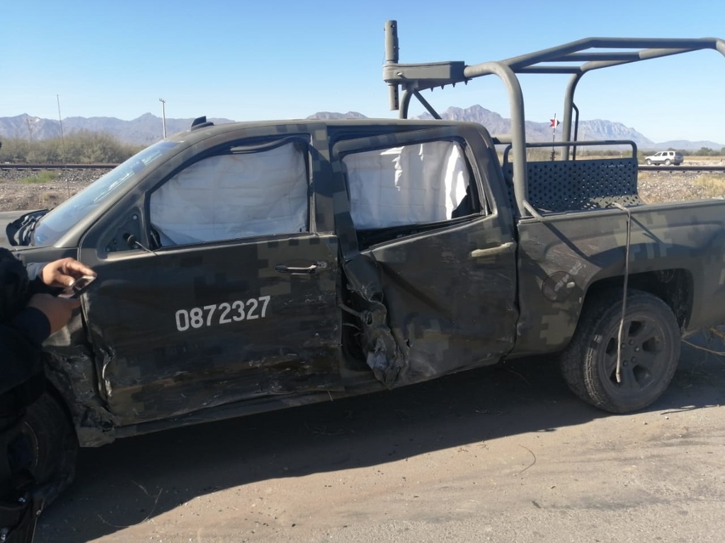 La camioneta particular impactó en uno de los costados al vehículo militar. (EL SIGLO DE TORREÓN)