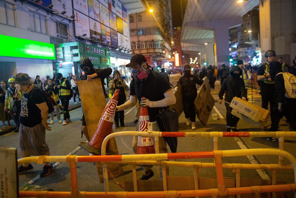 Desde el inicio de las protestas, han cortado el tránsito, vandalizaron instalaciones proChina, y lanzaron bombas incendiarias. (EFE)