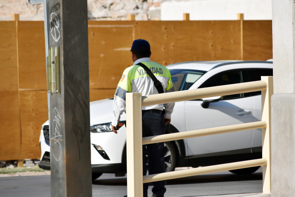 El Ayuntamiento de Torreón exhortó a los ciudadanos a respetar los reglamentos de Seguridad y a los agentes de Tránsito y Vialidad, con el fin de privilegiar el orden en la ciudad. (ARCHIVO)