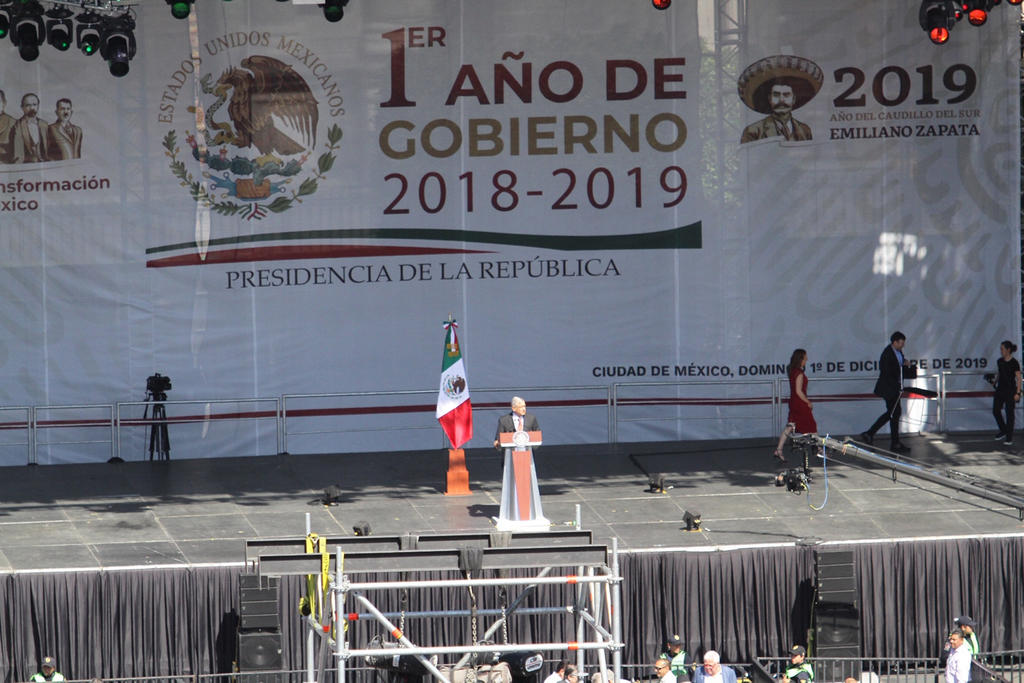 Ante un zócalo lleno, el presidente Andrés Manuel López Obrador celebra su primer año gobierno y en su mensaje al pueblo de México destacó que las reformas legales hechas por su gobierno configuran una nueva constitución. (NOTIMEX)