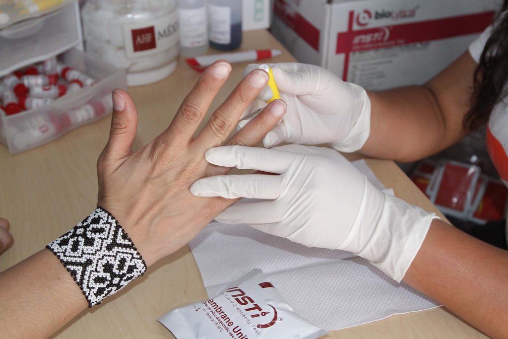 Actualmente, el Instituto Mexicano del Seguro Social (IMSS) atiende a casi 60 mil pacientes con el Virus de Inmunodeficiencia Humana (VIH), y cada año registra hasta tres mil casos nuevos. (ARCHIVO)