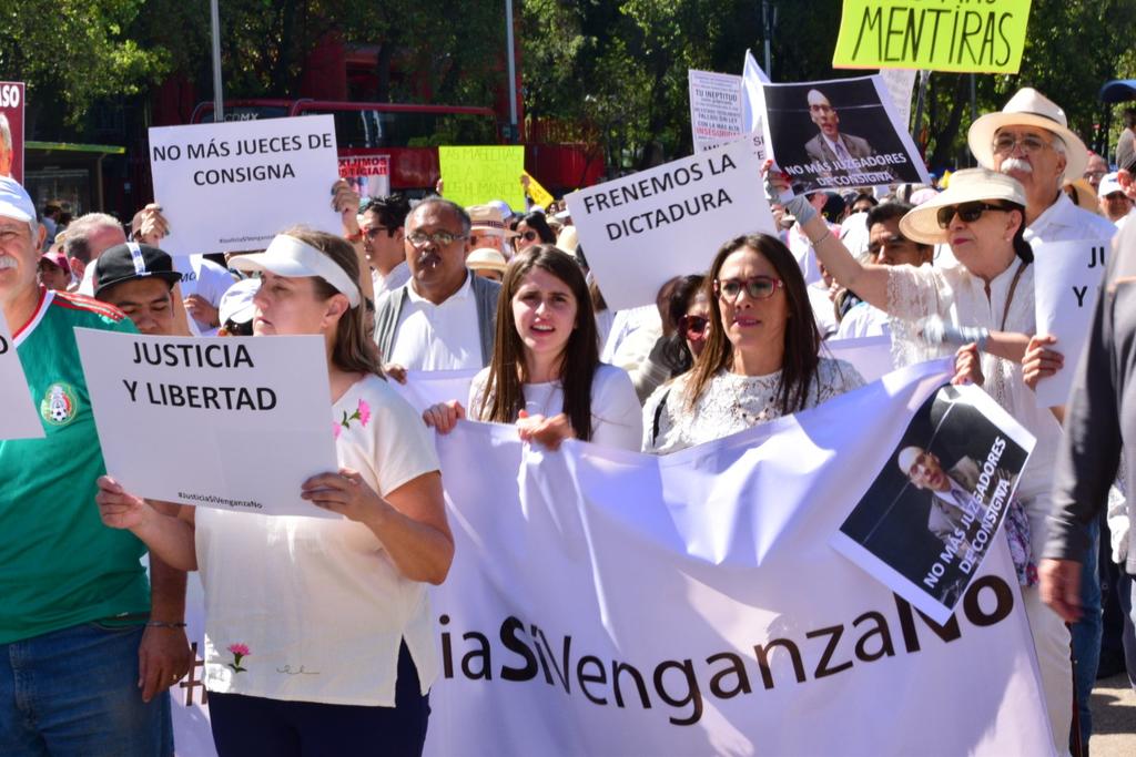 Mariana Moguel, hija de la exsecretaria de Desarrollo Social, Rosario Robles Berlanga, se sumó hoy a la marcha opositora en la Ciudad de México para exigir el fin de lo que denominó 'jueces por consigna'. (TWITTER)