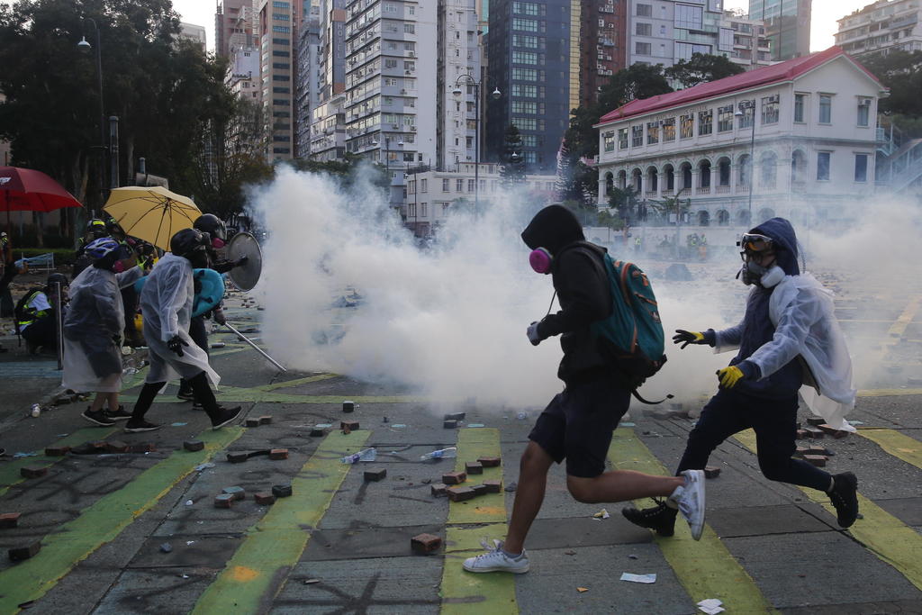 La policía de Hong Kong dispersó nuevas manifestaciones con gases lacrimógenos. (ARCHIVO) 