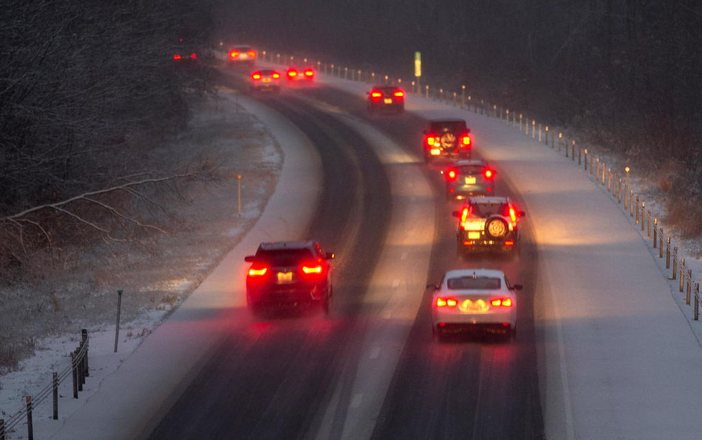 El gobierno de Nueva York advirtió ayer de posibles condiciones peligrosas en las carreteras, debido a tormenta invernal. (EFE) 