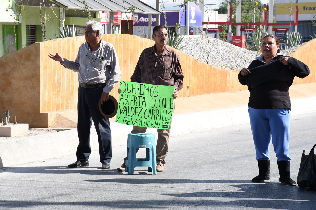 Vecinos del sector poniente de Torreón se han manifestado ante las autoridades bloqueando vialidades en el bulevar Revolución. (EL SIGLO DE TORREÓN)