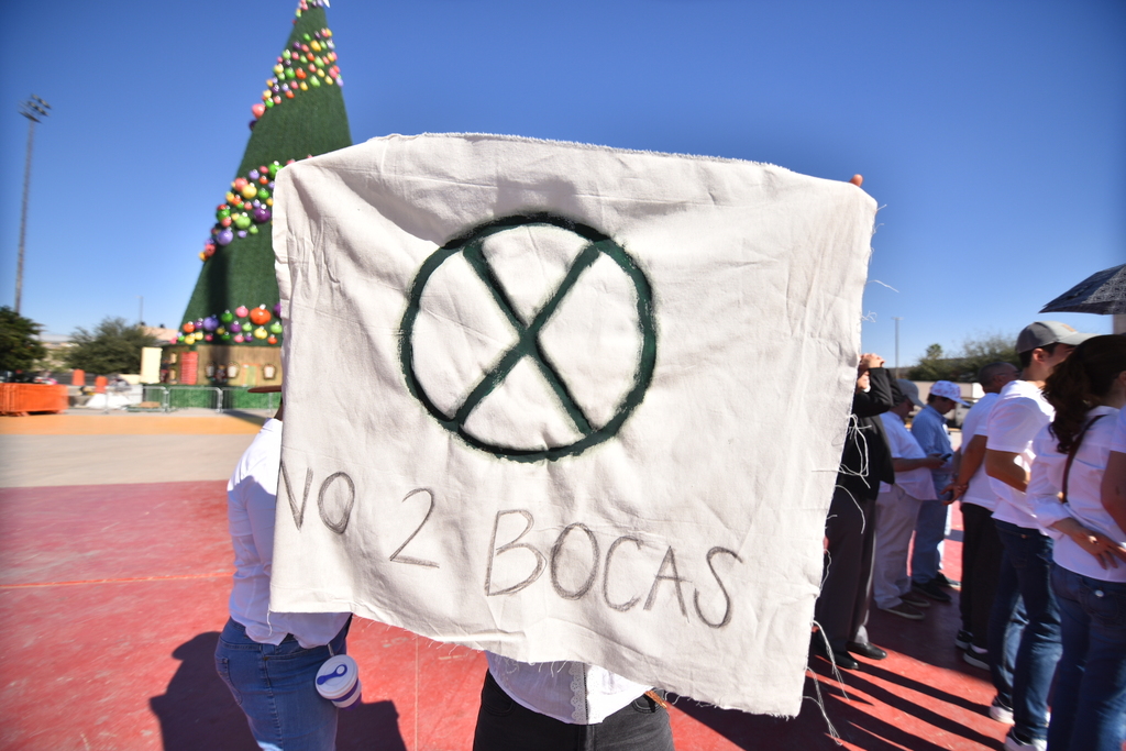 Los asistentes a la manifestación portaron mantas y lonas reclamando los proyectos de AMLO. (EL SIGLO DE TORREÓN)