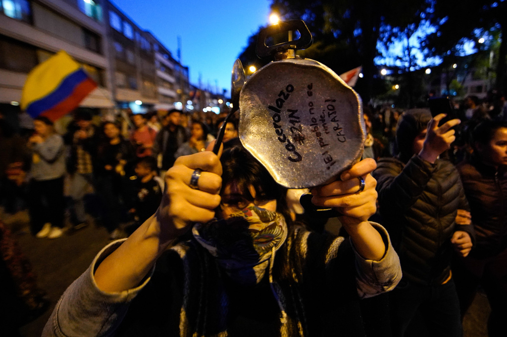 Uno de los manifestantes lleva en la mano una cacerola desgastada y ve con esperanza las movilizaciones para que haya 'un cambio' en su país. (EFE)