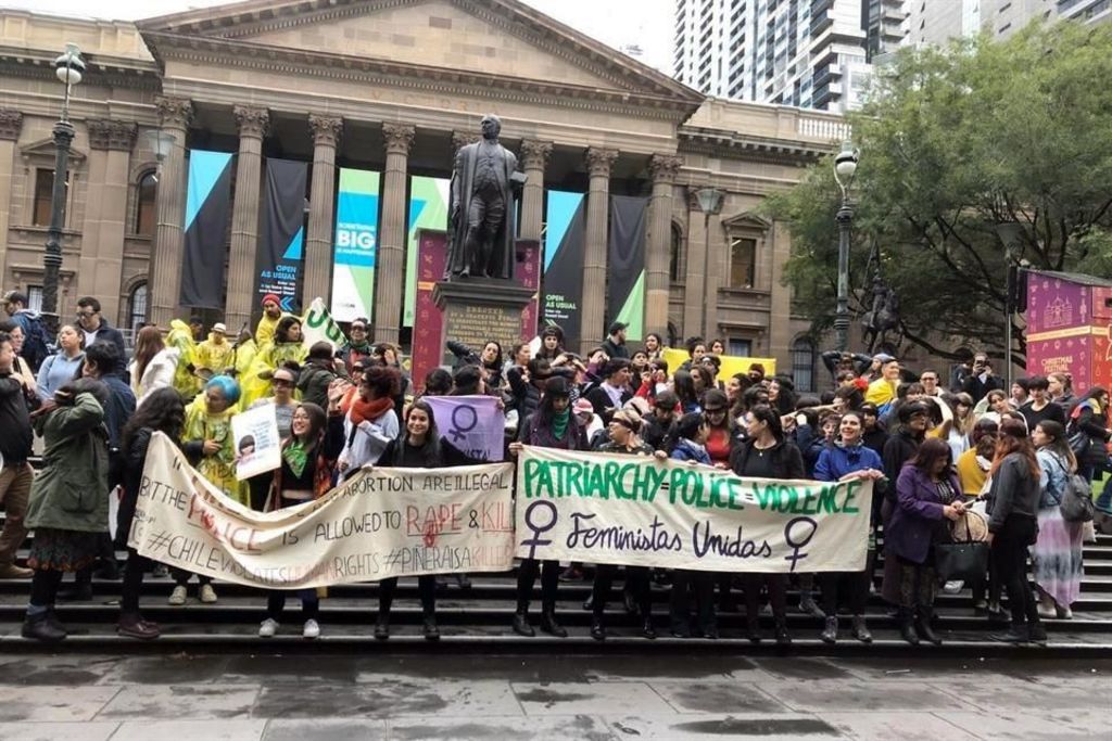 En la ciudad de Melbourne, unos 250 manifestantes se congregaron a pesar de la lluvia, en la Biblioteca estatal de Victoria. (EFE) 