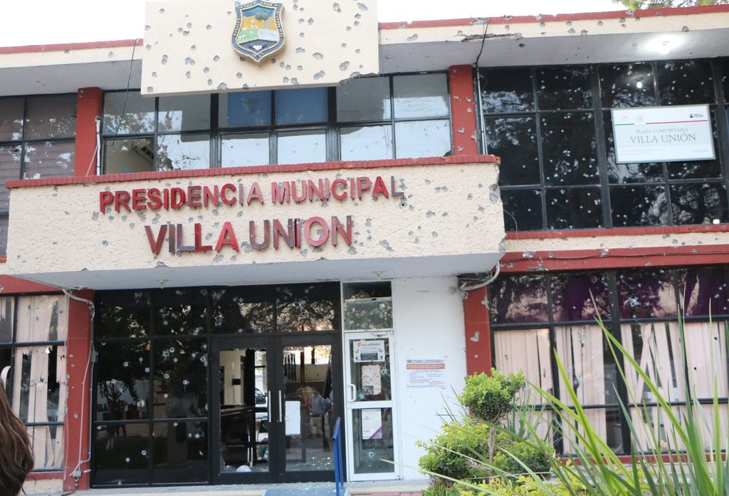 Un grupo de más de 60 civiles armados atacó a balazos la presidencia municipal de Villa Unión, quienes fueron repelidos por 15 elementos de seguridad durante un lapso de una hora y media. (EFE)