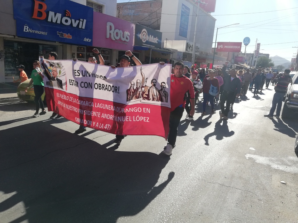 En Gómez Palacio marchan en apoyo al presidente Andrés Manuel López Obrador. (EL SIGLO DE TORREÒN/EDITH GONZÁLEZ)