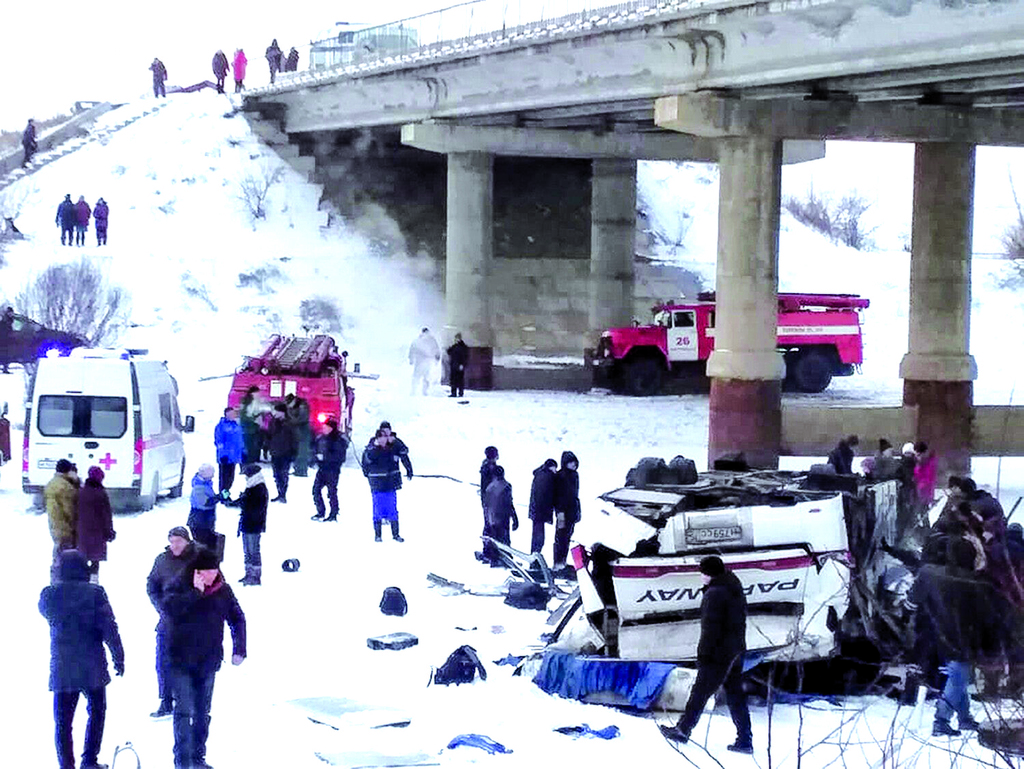 El autobús con turistas cayó en un río congelado de Rusia. (EFE) 