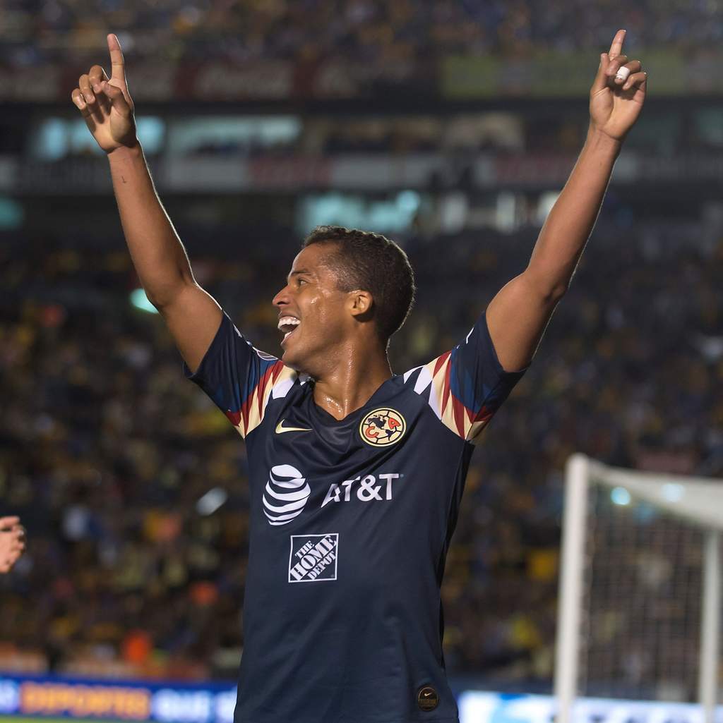 Giovani Dos Santos festeja tras anotar su primer gol dentro de su primera liguilla que disputa en el futbol mexicano. (EFE)