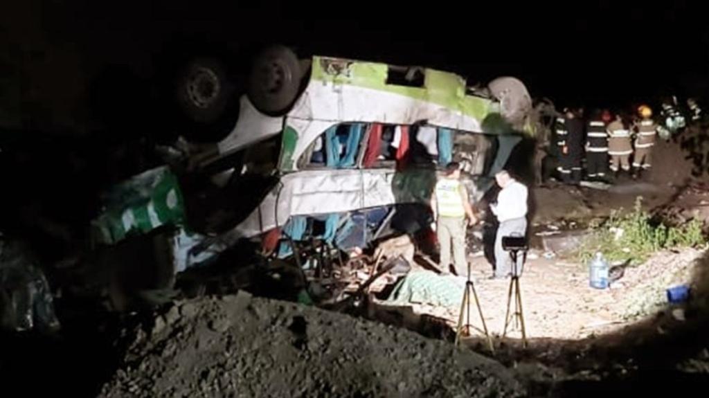 Al menos de 17 personas murieron y 22 resultaron heridas al desabarrancar un autobús en una zona de curvas en el norte chileno. (TWITTER)