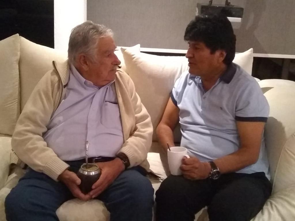 El expresidente de Uruguay José Mujica y el exmandatario de Bolivia Evo Morales, exiliado en México, se reunieron en la capital de ese país, informó este lunes Morales. (TWITTER)
