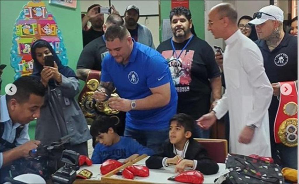El campeón mexicano visitó por la Asociación de niños discapacitados, una de las instituciones de rehabilitación más grandes de la región árabe. (CORTESÍA)