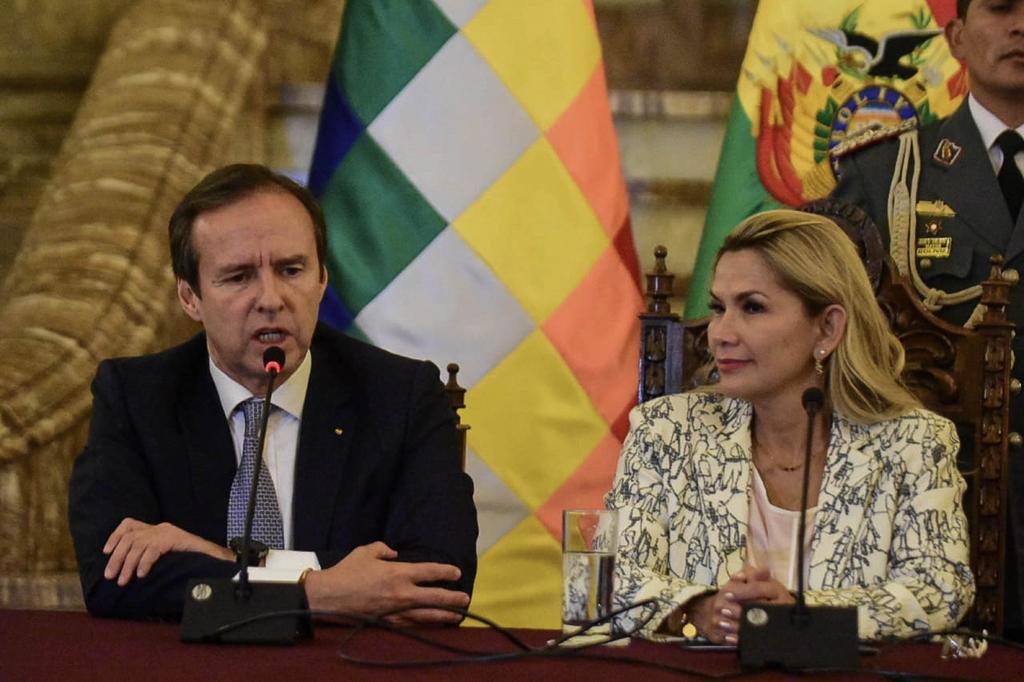 La designación fue anunciada por la presidenta interina de Bolivia, Jeanine Áñez (d). (EFE) 