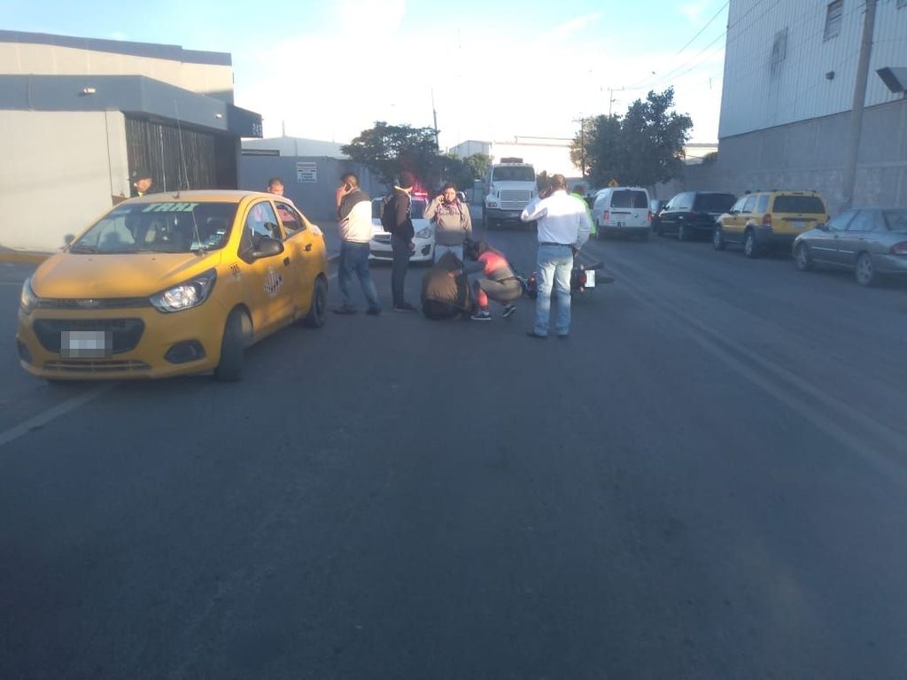 Una motocicleta se impactó contra un taxi en el Parque Industrial de la ciudad de Gómez Palacio. (EL SIGLO DE TORREÓN)