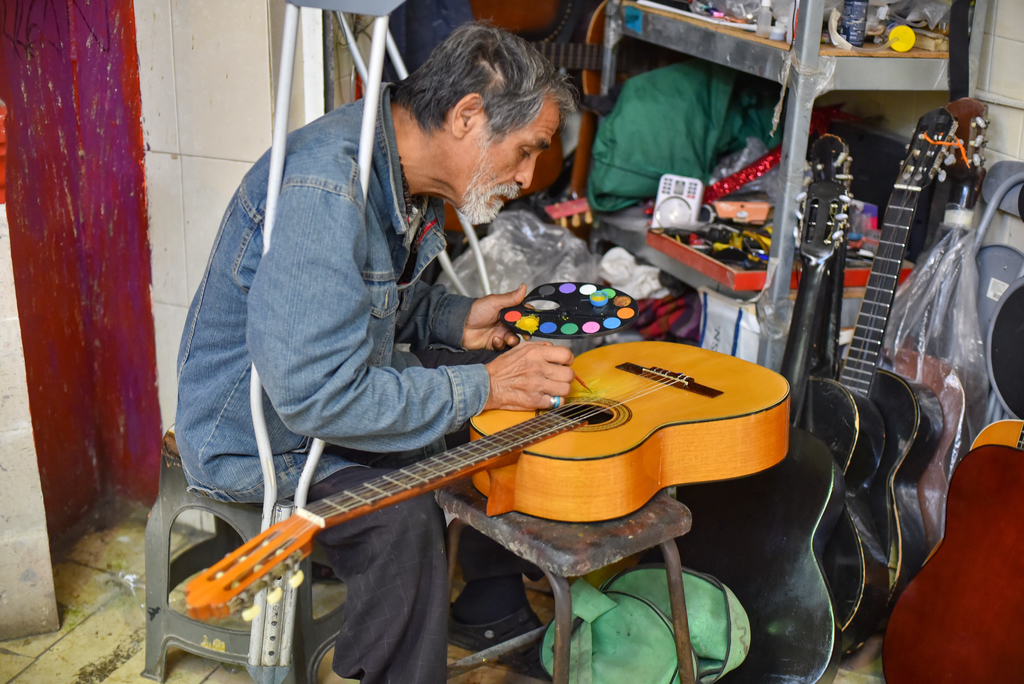 Autodidácta. Don Pablo conoció la música desde muy chico y empezó a reparar guitarras sin instrucción. (EL SIGLO DE TORREÓN / Ernesto Ramírez) 